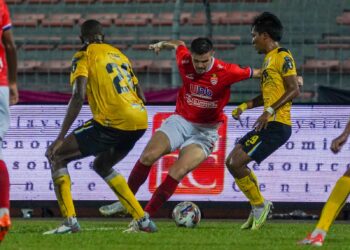 Pemain Kuala Lumpur City FC, Romel Morales (tengah), mengawal bola sambil diawasi pemain Penang FC, pada perlawanan pusingan 16 Piala Malaysia antara Kuala Lumpur City FC menentang Penang FC, di Stadium Bola Sepak Kuala Lumpur, di sini hari ini. Foto: SHIDDIEQIIN ZON