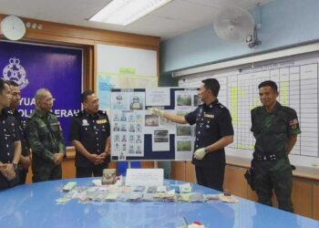 AHMAD Mohsin Md. Rodi (dua dari kanan) menunjukkan gambar tekong yang diberkas polis di Ibu Pejabat Polis Daerah Arau di sini hari ini. - UTUSAN/SYED AZLAN SAYID HIZAR