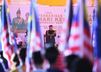 TUANKU Syed Faizuddin Putra Jamalullail bertitah pada Majlis Perbarisan dan Perarakan Sambutan Hari Kebangsaan 2023 Peringkat Negeri Perlis di Kompleks Dewan Undangan Negeri (DUN), Kangar, Perlis malam tadi.-UTUSAN/IZLIZAN OTHMAN