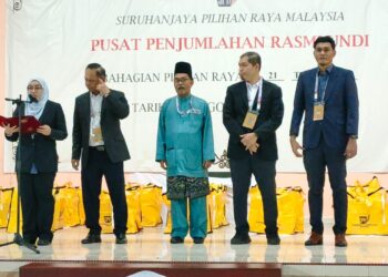 MOHD. Zawawi Ismail (tiga dari kanan) diumumkan sebagai pemenang DUN Telemung dalam PRN di Hulu Terengganu, malam tadi. - UTUSAN/NOOR HAYATI MAMAT 