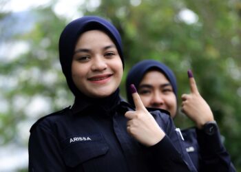 ANGGOTA polis, Nur Arissa Norlan dan Nurul Nadia Abd Kadir menunjukkan jari mereka yang dicelup dakwat kekal selepas menjalankan tanggungjawab sebagai pengundi awal di Ibu Pejabat Polis Kontinjen (IPK) Selangor, Shah Alam. UTUSAN/AFIQ RAZALI
