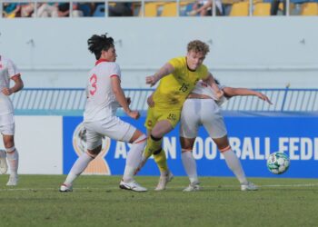 PEMAIN tengah negara, Fergus Tierney (dua, kiri) cuba melepasi asakan dua pertahanan Vietnam dalam separuh akhir Kejohanan AFF B-23 di Rayong, Thailand semalam. - IHSAN FAM