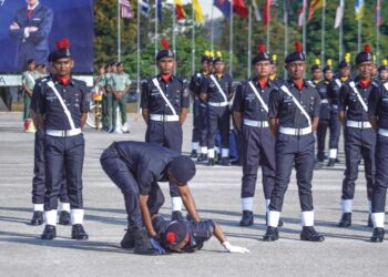 SEORANG anggota Polis Bantuan Sime Darby dilihat rebah semasa Majlis Perbarisan Ulang Tahun ke-7 Polis Bantuan Sime Darby Property Berhad di Padang Kawat UPM, Serdang, Selangor. - UTUSAN/AMIR KHALID