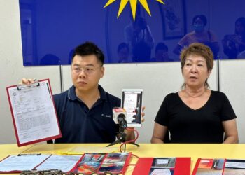 TAN Sooi Chan (kanan) dan Penyelaras MCA Parlimen Ipoh Barat,  Low Guo Nan dalam sidang akhbar mengenai ugutan ah long di Pejabat MCA Perak di Ipoh. - UTUSAN/LIYANA RAMLI