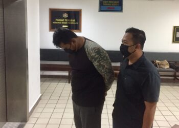 ROSLAN Mohamad (kiri) yang mengaku tidak bersalah atas tuduhan amang seksual fizikal terhadap seorang budak lelaki dibawa keluar dari Mahkamah Sesyen Kuala Terengganu di Kuala Terengganu, hari ini. - UTUSAN/TENGKU DANISH BAHRI TENGKU YUSOFF