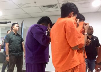 ARIF Iskandar Aznizam (kanan) dan Muhammad Hafiq Aieman Mohd. Zulliadi (tengah) dibawa keluar dari Mahkamah Sesyen Kuala Terengganu di Kuala Terengganu, hari ini. - UTUSAN/TENGKU DANISH BAHRI TENGKU YUSOFF