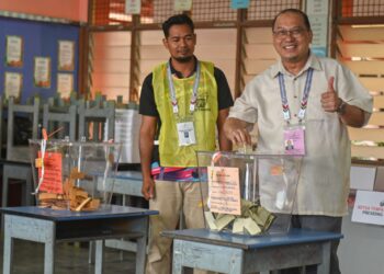 AHMAD Amzad Hashim membuang kertas undi di pusat mengundi di SK Durian Burung, Kuala Terengganu, hari ini. -UTUSAN/PUQTRA HAIRRY ROSLI