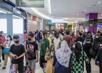 BERBELANJA barangan yang tidak perlu dalam kehidupan seharian akan menyumbang kepada amalan konsumerisme yang tidak sihat. – UTUSAN/AMIR KHALID