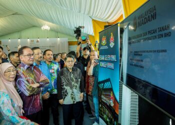 ANWAR Ibrahim bersama isteri, Datin Seri Dr. Wan Azizah Wan Ismail pada majlis pecah tanah Residensi Prihatin Madani serta Pusat Penjaja Madani di Kuala Lumpur, semalam. – UTUSAN/FARIZ RUSADIO