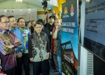 ANWAR Ibrahim (dua, kiri) bersama isteri, Datuk Seri Dr Wan Azizah Wan Ismail (kiri) selepas merasmikan majlis pecah tanah Residensi Wilayah dan Residensi Prihatin Madani serta Pusat Penjaja Madani di Desa Tasik Sungai Besi, Kuala Lumpur, hari ini. - UTUSAN/FARIZ RUSADIO