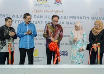 ANWAR Ibrahim (tengah) bersama isteri, Dr. Wan Azizah Wan Ismail (tiga, kanan) merasmikan majlis pecah tanah Residensi Wilayah dan Residensi Prihatin Madani serta Pusat Penjaja Madani di Desa Tasik Sungai Besi, Kuala Lumpur, hari ini. Turut sama, Ketua Setiausaha Negara, Tan Sri Mohd. Zuki Ali (tiga, kiri) dan Kamarulzaman Mat Salleh (dua, kiri). - UTUSAN/FARIZ RUSADIO