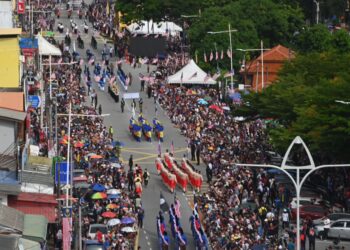 SEBAHAGIAN daripada peserta yang terlibat dalam perarakan sempena Hari Kebangsaan 2023 peringkat negeri Terengganu di Kuala Terengganu, hari ini. - UTUSAN/PUQTRA HAIRRY ROSLI