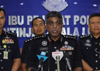 ALLAUDEEN Abdul Majid ketika bercakap pada sidang akhbar berhubung jalan yang akan ditutup sempena sambutan Hari Kebangsaan 2023 di Ibu Pejabat Polis Kontinjen (IPK) Kuala Lumpur, hari ini. - UTUSAN/AMIN AZMAN