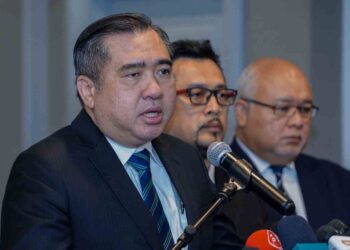 ANTHONY LOKE (kiri) bercakap pada sidang akhbar selepas merasmikan Seminar Keselamatan Penerbangan Malaysia (M.A.S.S) 2023 di  ibu negara hari ini. -UTUSAN/FARIZ RUSADIO