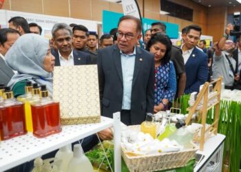 ANWAR Ibrahim melawat reruai pada Majlis Jalinan Kerjasama iTEKaD di Sasana Kijang, Kuala Lumpur, hari ini. - UTUSAN/SHIDDIEQIIN ZON
