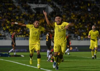 SENTUHAN Arif Aiman (kanan) lebih diperlukan skuad Harimau Malaya.
