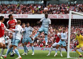 Nottingham Forest's Ivorian Coast defender #24 Serge Aurier (C) headers the ball clear during the English Premier League football match between Arsenal and Nottingham Forest at the Emirates Stadium in London on August 12, 2023. (Photo by HENRY NICHOLLS / AFP) / RESTRICTED TO EDITORIAL USE. No use with unauthorized audio, video, data, fixture lists, club/league logos or 'live' services. Online in-match use limited to 120 images. An additional 40 images may be used in extra time. No video emulation. Social media in-match use limited to 120 images. An additional 40 images may be used in extra time. No use in betting publications, games or single club/league

PERTAHANAN Nottingham Forest, Serge Aurier (tengah) menanduk bola dari kawasan bahaya ketika menentang Arsenal dalam aksi pembukaan Liga Perdana Inggeris di Stadium Emirates, London hari ini. - AFP/player publications. /