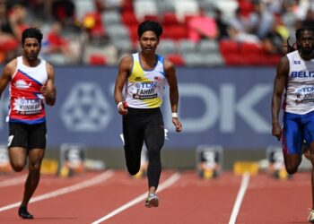 MUHAMAMD Azeem Fahmi (tengah) berlari meninggalkan Brandon Jones dari Belize (kanan) dan pelari Nepal, Aayush Kunwar dalam perlumbaan 100 meter pada Kejohanan Dunia di Budapest, Hungary hari ini. - AFP