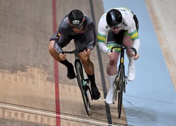 Azizulhasni Awang bersaing dengan pelumba Australia, Tom Cornish pada pusingan kedua acara pecut individu di Kejohanan Berbasikal Trek Dunia di Glasgow, Scotland. -AFP