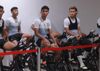 PEMAIN Malaysia melakukan persiapan akhir menjelang aksi pembukaan Kejuaraan AFF B-23 menentang Indonesia di Thailand esok. - IHSAN FAM