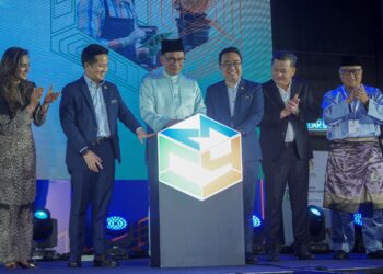 Anwar Ibrahim melakukan gimik semasa merasmikan Sidang Kemuncak Tahun Pengkomersialan Malaysia 2023 di ibu negara, semalam. -UTUSAN/FARIZ RUSADIO.