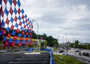 CANTUMAN bendera Barisan Nasional (BN) dan Pakatan Harapan (PH) yang menghiasi tepi Jalan Semenyih-Kajang dalam tinjauan minggu akhir kempen Pilihan Raya Dewan Undangan Negeri (PRN) Selangor di sini, hari ini. -UTUSAN/ MUHAMAD IQBAL ROSLI