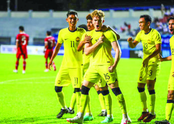 Fergus Tierney meraikan jaringannya bersama rakan-rakan sepasukan ketika membantu Malaysia menumpaskan Indonesia 2-1 dalam aksi pembukaan Kumpulan B, Kejohanan AFF B-23 di Rayong, Thailand. – IHSAN FAM