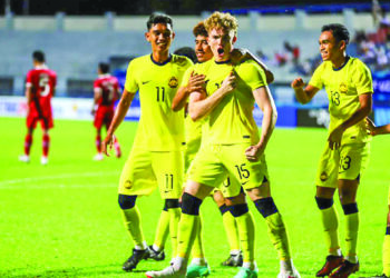 Fergus Tierney meraikan jaringannya bersama rakan-rakan sepasukan ketika membantu Malaysia menumpaskan Indonesia 2-1 dalam aksi pembukaan Kumpulan B, Kejohanan AFF B-23 di Rayong, Thailand kelmarin. – IHSAN FAM