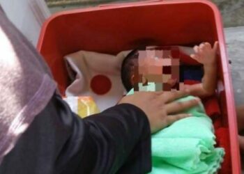 KEADAAN bayi lelaki dipercayai dibuang ditemukan di sebuah wakaf di Kampung Batu Tumbuh, Besut, hari ini. 