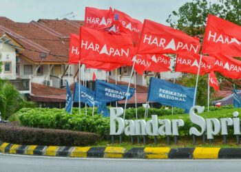 BENDERA parti yang bertanding pada Pilihan Raya Negeri (PRN) Ke-15 yang dipasang di sekitar Bandar Springhill, Port Dickson.-UTUSAN/MOHD. SHAHJEHAN MAAMIN.