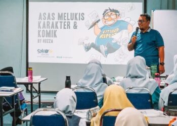 ABU Abu Huzaifah Saharuddin memberi penerangan kepada peserta dalam bengkel lukisan iaitu antara perkhidmatan yang ditawarkan oleh Sako. - UTUSAN/FADZIL ZAINOL