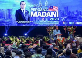 DALAM ucapan di majlis Debat Perdana Madani baru-baru ini, Mohamed Khaled Nordin mahu gagasan masyarakat madani bukan sekadar difahami malah dipraktikkan dalam kehidupan harian. 
– UTUSAN/AMIR KHALID