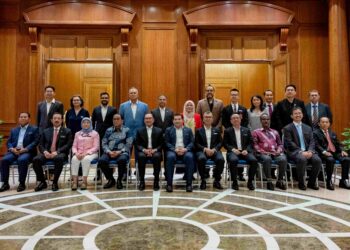 ANWAR Ibrahim bersama barisan Kabinet serta anggota Majlis Ekonomi Digital dan Revolusi
Perindustrian Keempat Negara (MED4IRN) selepas mesyuarat majlis itu di Putrajaya.