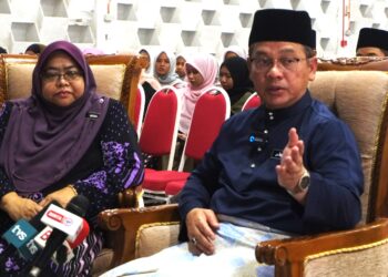 DR.  Mohd. Na'im Mokhtar ditemui pemberita selepas Majlis Penyerahan Sumbangan Set Komputer Kepada Sekolah Menengah Sains Tuanku Aishah Rohani di Seremban hari ini.