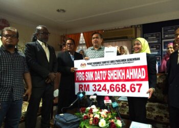 ANTHONY Loke Siew Fook menyerahkan cek peruntukan kepada Ramadhawati (dua dari kanan) dan Razal (tiga dari kiri) pada majlis ringkas di SMK Dato' Sheikh Ahmad, Seremban hari ini.