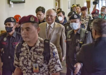 NAJIB Tun Razak ketika dibawa untuk menghadiri perbicaraan penyelewengan dana RM2.28 bilion 1MDB yang dihadapinya di Mahkamah Tinggi Kuala Lumpur.