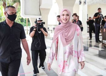 DIANA Danielle meninggalkan Mahkamah Rendah Syariah Petaling selepas berpisah dengan Farid Kamil, semalam. – UTUSAN/AFIQ RAZALI