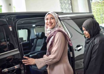 DIANA Danielle meninggalkan Mahkamah Tinggi Syariah Shah Alam selepas menghadiri kes tuntutan hadanah interim, semalam. – UTUSAN/M. FIRDAUS M. JOHARI