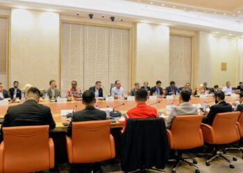 ANWAR Ibrahim mengadakan perjumpaan bersama 24 syarikat pengendali perkhidmatan p-hailing di Pejabat Perdana Menteri, Putrajaya. - GAMBAR IHSAN PEJABAT PERDANA MENTERI