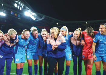 Sarina Wiegman (tengah) memahat sejarah membawa England melayakkan diri ke perlawanan akhir Piala Dunia Wanita buat kali pertama selepas menewaskan Australia, Rabu lalu. – IHSAN ENGLAND FA