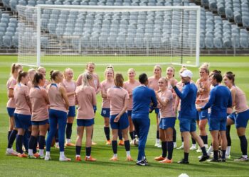 PEMAIN England menjalani latihan akhir di Stadium Central Coast, Gosford semalam dalam persiapan menghadapi Australia pada separuh akhir Piala Dunia Wanita hari ini. – AFP