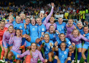 PEMAIN England meraikan kejayaan menyingkirkan Australia di Sydney kelmarin untuk melangkah ke perlawanan akhir Piala Dunia Wanita. – IHSAN ENGLAND FA
