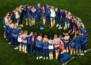 PEMAIN England berpelukan selepas menyingkirkan Colombia untuk mara ke separuh akhir Piala Dunai Wanita di Stadium Australia, Sydney hari ini. - AFP