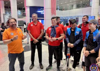 Presiden MHC, Datuk Seri Subahan Kamal menyambut kepulangan skuad hoki negara yang meraih gelaran naib juara di Trofi Juara-Juara Asia 2023, Chennai semalam. (FOTO: MHC)