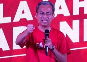 FAHMI Fadzil berucap pada program Jelajah Madani dekat Sungai Kandis di Shah Alam, Selangor, malam tadi. - UTUSAN/ABDUL RAZAK IDRIS