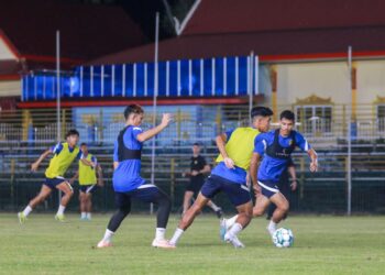 PEMAIN Malaysia menjalani latihan akhir di  Rayong, Thailand semalam menjelang pertemuan menentang Indonesia dalam aksi pembukaan Kejohanan AFF B-23 malam ini. – IHSAN FAM
