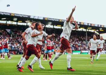 ERLING Haaland (kanan) meraikan jaringannya ketika membantu Manchester City membenam Burnley. - Ihsan MANCHESTER CITY
