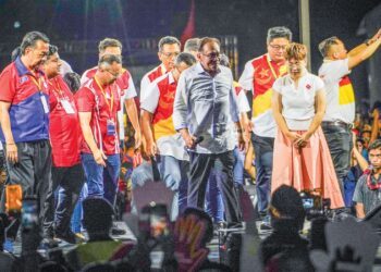 DALAM tempoh tiga tahun akan datang, Anwar Ibrahim terpaksa menumpukan sepenuh perhatian dalam memperkasakan ekonomi negara untuk melapangkan hati rakyat. – UTUSAN/MUHAMAD IQBAL ROSLI