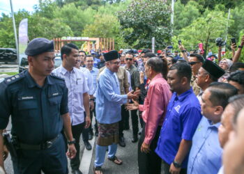 ANWAR Ibrahim beramah mesra dengan orang ramai yang hadir ke Program Walkabout Pelancongan dan Perasmian Geopark Discovery Centre (GDC) LADA di Kilim Geoforest Park, Langkawi. UTUSAN/ SHAHIR NOORDIN