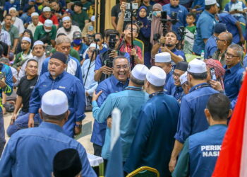 MUHAMMAD Sanusi Md. Nor menerima ucapan tahniah daripada pimpinan Pas Kedah sebaik tiba ke Kompleks Pas Kedah di Alor Setar. -UTUSAN/SHAHIR NOORDIN